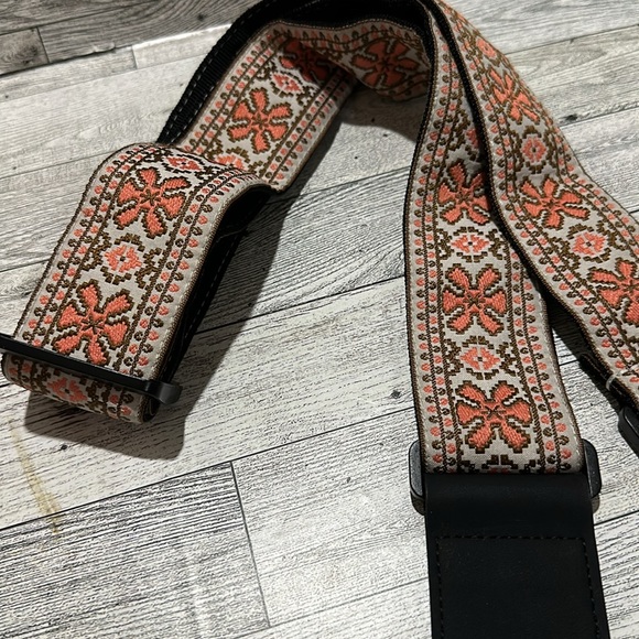 Camera adjustable embroidered floral strap - Picture 2 of 4